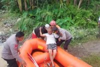 Polisi Evakuasi Korban Banjir di Kawasan Tanjung Selamat Kota Medan