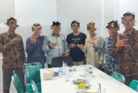 Pose “Tiga Jari” Bersama Calon Bupati, Kades di Simeulue Diduga Terlibat Politik Praktis