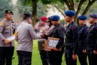 Kapolda Sumut Berikan Penghargaan Kepada Personel Polri yang Tunjukkan Dedikasi Luar Biasa