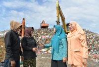 Pengurus PKK Aceh Bagikan Sembako untuk Pemulung TPA Gampong Jawa 