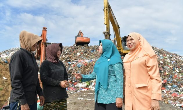 Pengurus PKK Aceh Bagikan Sembako untuk Pemulung TPA Gampong Jawa 