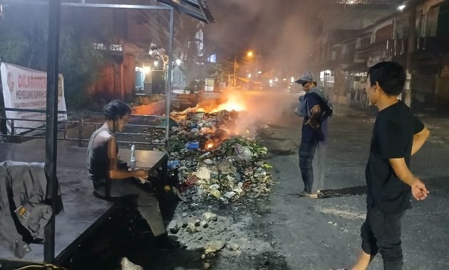 DPD JWI Dan Warga Tanjung Merawa Bersihkan Sampah Menumpuk