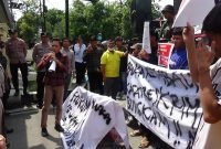 KMMB Aksi Jilid 3 di Polrestabes Medan, Tuntut Kasus Penganiayaan Yanty Dibuka Kembali