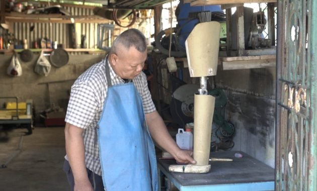 Ipda M Syafi’i Bantu Warga Buat Kaki Dan Tangan Palsu