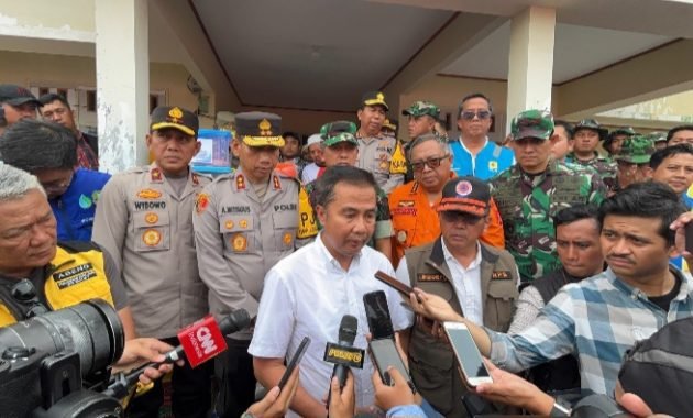 Kapolda Jabar Tinjau Lokasi Bencana di Sukabumi dan Salurkan Bantuan