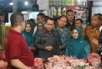 Pj Gubernur Fatoni dan Pj Ketua PKK Sumut Tyas A Fatoni Sidak Pasar, Cek Harga dan Stok Bahan Pokok