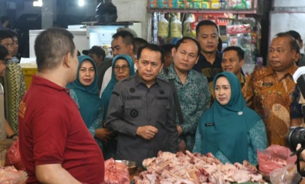 Pj Gubernur Fatoni dan Pj Ketua PKK Sumut Tyas A Fatoni Sidak Pasar, Cek Harga dan Stok Bahan Pokok