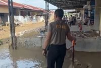 Polrestabes Medan Gerak Cepat Bantu Korban Banjir di Perumahan Villa Patumbak