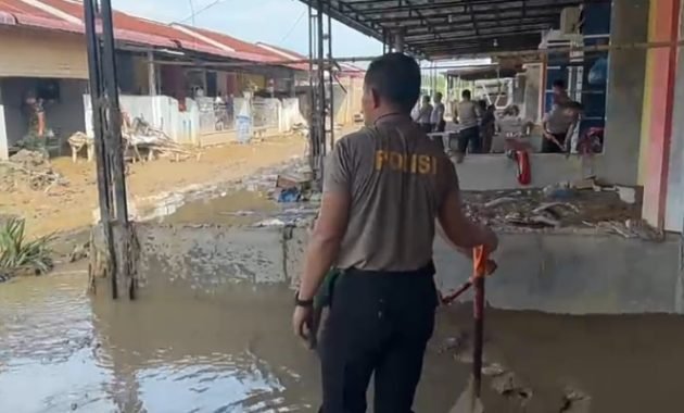 Polrestabes Medan Gerak Cepat Bantu Korban Banjir di Perumahan Villa Patumbak