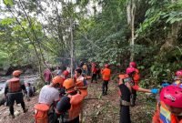 Sinergi Polri bersama Masyarakat: Evakuasi Korban Longsor Desa Martelu