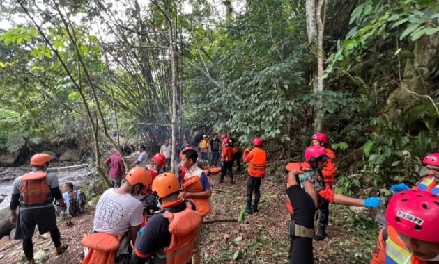 Sinergi Polri bersama Masyarakat: Evakuasi Korban Longsor Desa Martelu