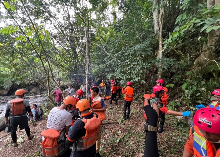 Sinergi Polri bersama Masyarakat: Evakuasi Korban Longsor Desa Martelu