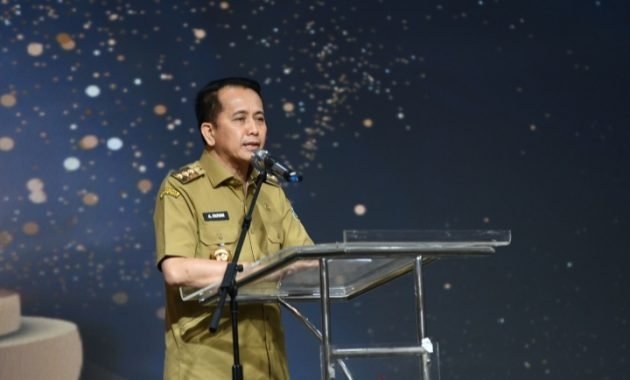 Pj Gubernur Sumut Agus Fatoni Terima Penghargaan Kategori Achievment Motivation Person dari Komisi Informasi