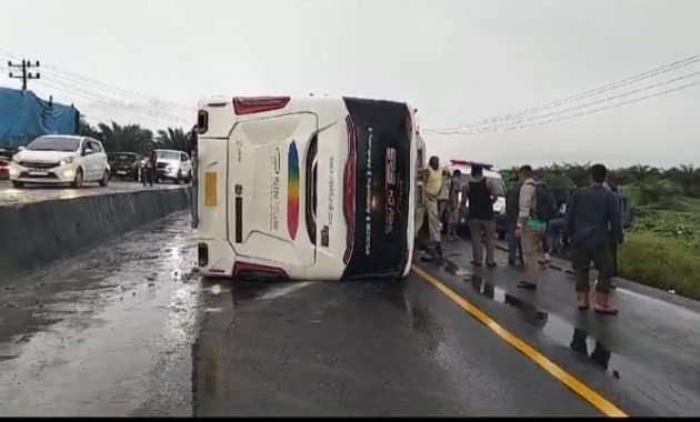 Kecelakaan Tragis di Jalan Lintas Sumatera: Mobil Bus Putra Pelangi Terbalik