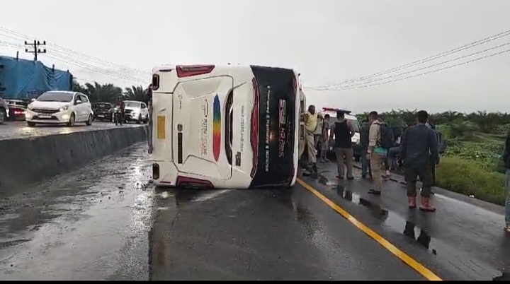 Kecelakaan Tragis di Jalan Lintas Sumatera: Mobil Bus Putra Pelangi Terbalik