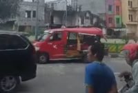 Angkot Ugal-Ugalan Tabrak Pick-Up di Kota Medan, Penumpang Luka-Luka