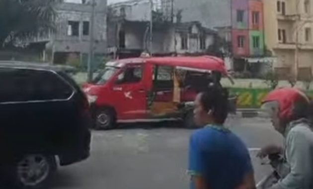 Angkot Ugal-Ugalan Tabrak Pick-Up di Kota Medan, Penumpang Luka-Luka