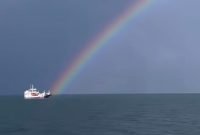 Fenomena Pelangi di Danau Toba Sambut Tahun Baru, Wisatawan Terpukau