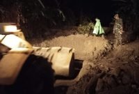 Prajurit Kodam IM Bantu Warga Bersihkan Lumpur Pascabanjir di Pidie