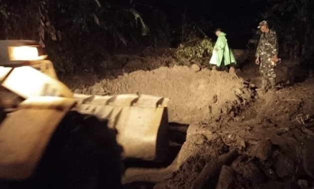 Prajurit Kodam IM Bantu Warga Bersihkan Lumpur Pascabanjir di Pidie