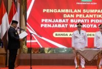 Pj Gubernur Safrizal Lantik Pj Bupati Pijay dan Pj Wali Kota Banda Aceh