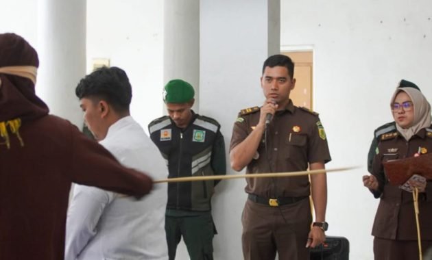 Enam Pelanggar Syariat Islam Dihukum Cambuk di Banda Aceh