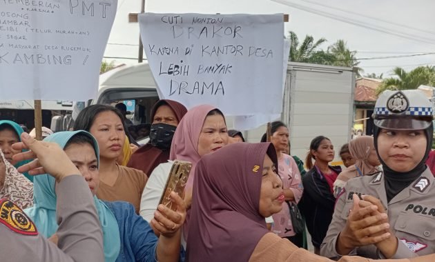 Viral di Media Sosial, Warga Deli Serdang Demo Minta Kepala Desa Regemuk Mundur