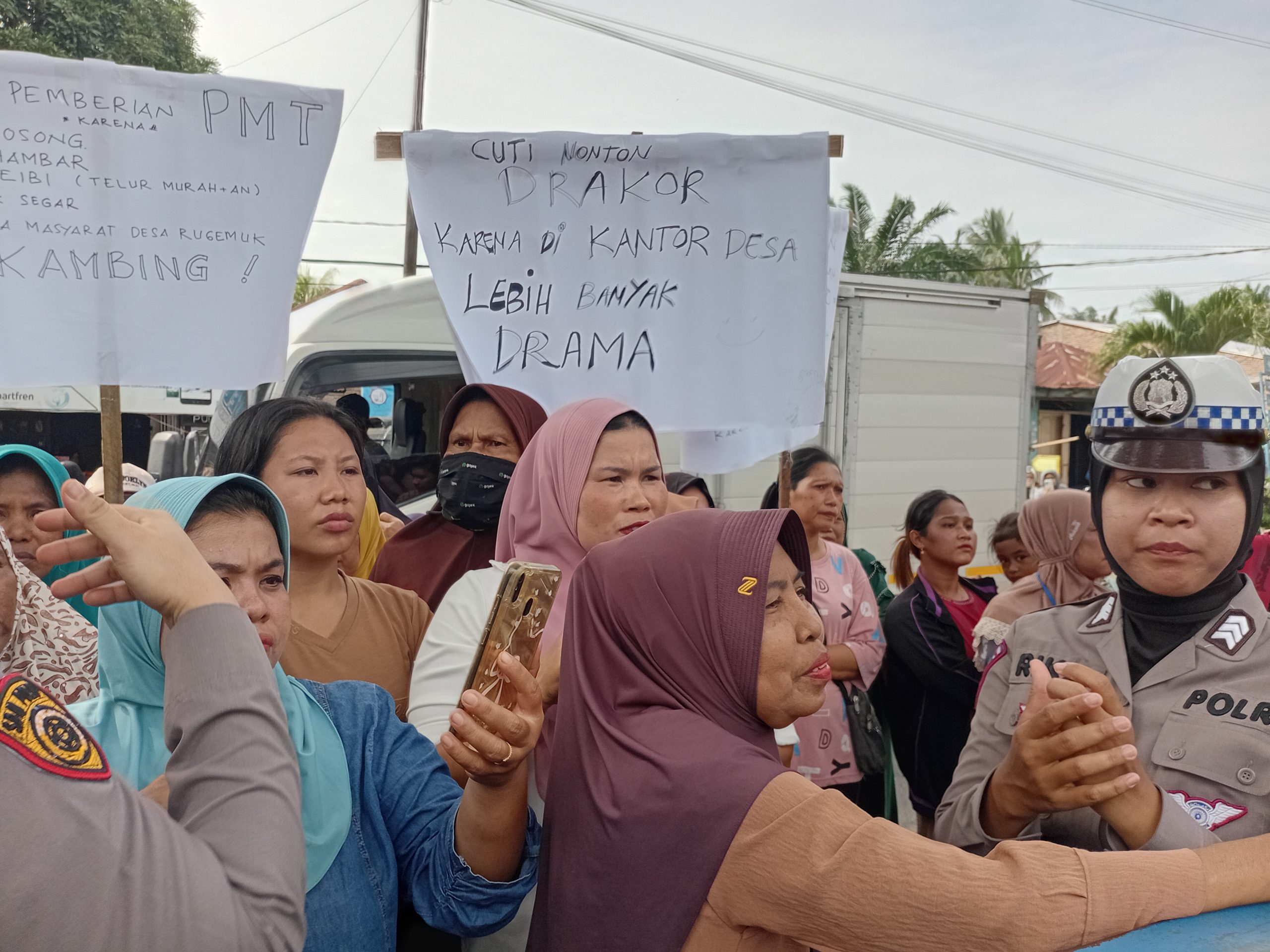 Viral di Media Sosial, Warga Deli Serdang Demo Minta Kepala Desa Regemuk Mundur