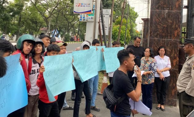 Mahasiswa dan Masyarakat Gelar Aksi Tuntut Penindakan Korupsi Dana Desa Tapanuli Tengah di Kejatisu