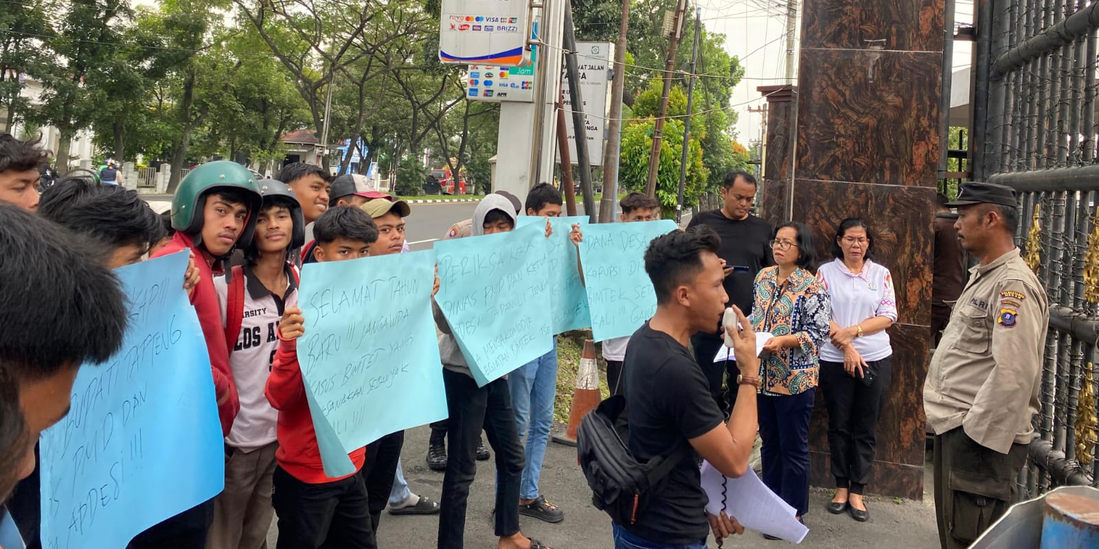 Mahasiswa dan Masyarakat Gelar Aksi Tuntut Penindakan Korupsi Dana Desa Tapanuli Tengah di Kejatisu