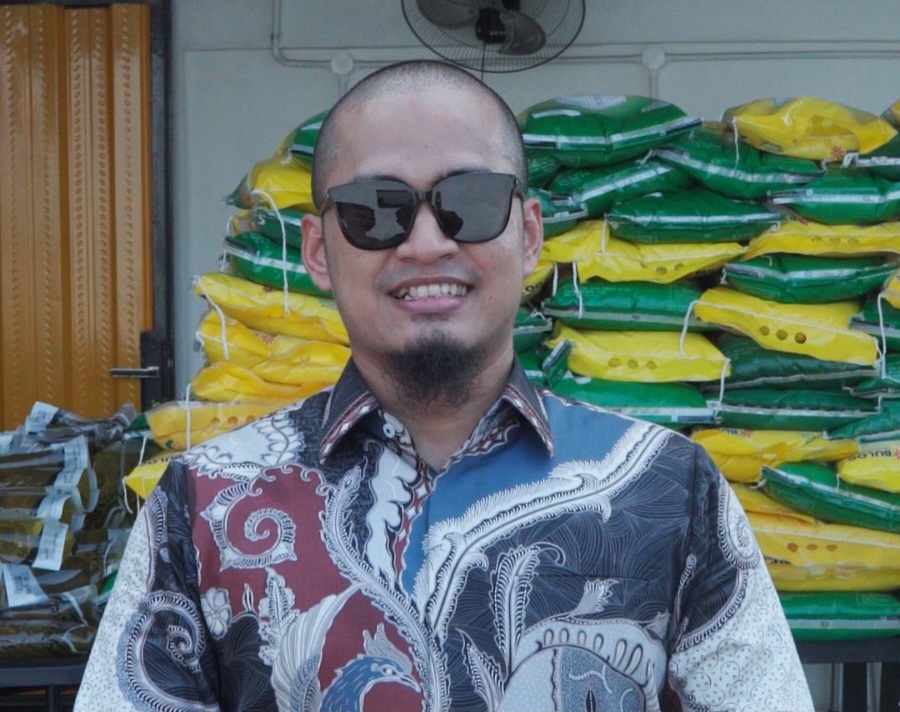 Sukses di Usia Muda, Agung Indra Syaputra Berbagi Ratusan Paket Sembako di Kota Medan