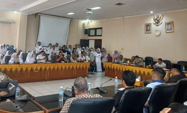 Ratusan Tenaga Kesehatan Aceh Barat Lakukan Audiensi Digedung DPRK, Dalam Hal Mempertanyakan Status Mereka