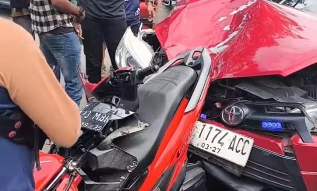 Mobil Mewah Tabrak 2 Sepeda Motor di Jalan Lintas Kualanamu, “Kaca Mobil Ditemukan Rambut”