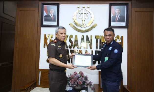 Kajati Sumut Terima Penghargaan dari Kementerian LHK atas Dedikasi Penegakan Hukum