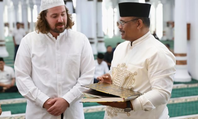 Pj Gubernur Safrizal Saksikan Warga Australia Ucapkan Syahadat di Masjid Raya