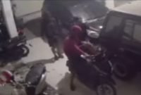 Tiga Pemuda Terekam CCTV Curi Sepeda Motor di Kos Medan Kota