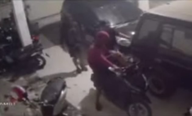 Tiga Pemuda Terekam CCTV Curi Sepeda Motor di Kos Medan Kota