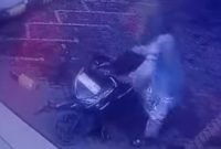 Maling Gasak Sepeda Motor di Depan Minimarket, Korban Shock dan Minta Polisi Segera Tangkap Pelaku