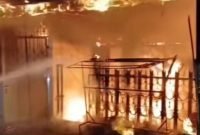 KEBAKARAN HANGUSKAN 3 RUMAH DI MEDAN JOHOR, KERUGIAN DITAKSIR CAPAI Rp 800 JUTA
