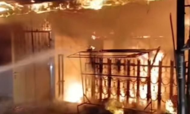 KEBAKARAN HANGUSKAN 3 RUMAH DI MEDAN JOHOR, KERUGIAN DITAKSIR CAPAI Rp 800 JUTA