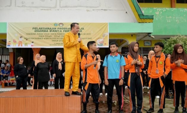 Gerakan Jumat Sehat, Pj Gubernur Sumut Agus Fatoni bersama Pj Ketua PKK Bagikan Vitamin dan Zat Besi kepada Siswa