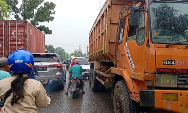 Aktivitas Pergudangan di Sampali Sebabkan Kemacetan dan Kerusakan Jalan, Pemerintah Daerah Diduga Tutup Mata?