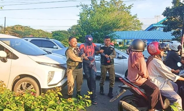 Satpol PP-WH Tertibkan ‘Spiderman’ di Banda Aceh