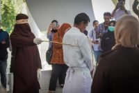 Empat Pelaku Judi Online di Banda Aceh Dihukum Cambuk