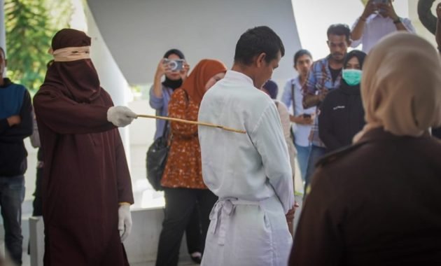 Empat Pelaku Judi Online di Banda Aceh Dihukum Cambuk