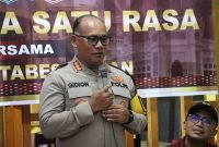 Kapolrestabes Medan Sapa Warga Glugur Kota di Pos Kamling ‘Wajib Senyum’