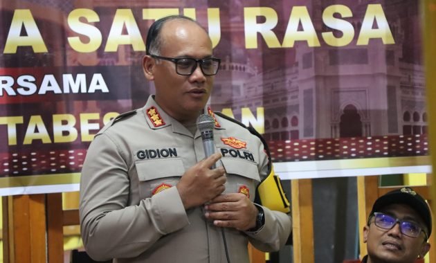 Kapolrestabes Medan Sapa Warga Glugur Kota di Pos Kamling ‘Wajib Senyum’
