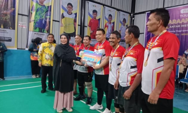 Setelah Berlaga di 14 Club, Turnamen Batminton Antar Instansi PUPR Aceh Barat Di Juarai Club Metro