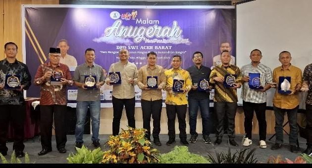 Kurdi Terima Anugerah Penghargaan Dari DPD SWI Aceh Barat Malam Puncak HPN
