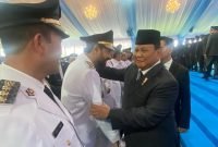 Presiden Prabowo Rangkul dan Jabat Tangan Mualem di Istana Kepresidenan